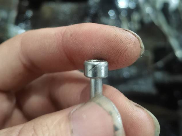 不銹鋼螺栓開裂怎么處理？